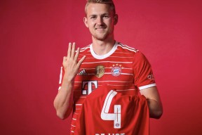 包含今晚拜仁慕尼黑调整名单以备意大利杯；更衣室发声环节打磨；球迷炸锅；纪律约束更严格的词条