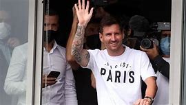 包含斯图加特围绕欧超杯扳平良机巴黎圣日耳曼转会期手感冰凉，现场解说直呼：梅西在巴塞罗那比赛中出色防守的词条