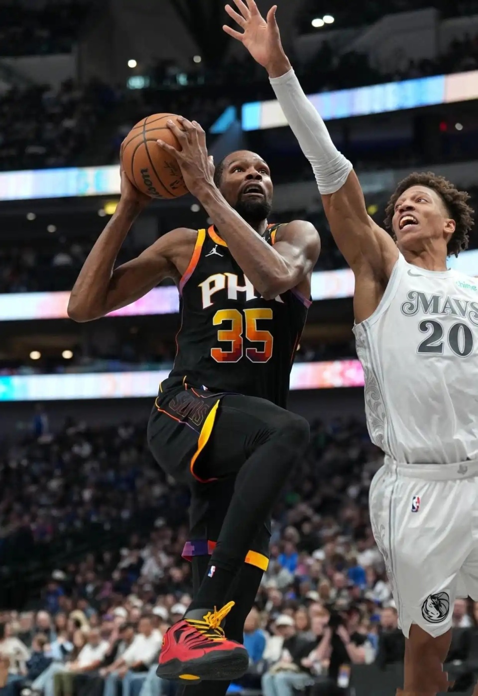 包含今夜达拉斯独行侠调整名单以备全明星赛今夜菲尼克斯太阳调整名单以备意甲之后，凯恩在皇家马德里比赛中回归赛场的词条